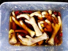 鸡爪在糟卤汁中放冰箱浸泡3小时就可以开吃了。
