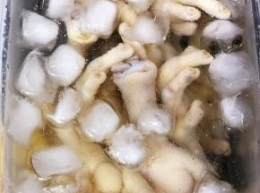 马上放入冰水中浸泡十分钟。