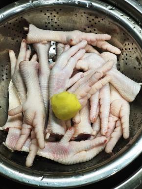 鸡爪洗净后，切去指甲