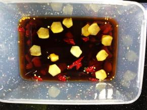 盒子中放入切好的蒜、姜、小米椒、糟卤、花雕酒，混合均匀。糟卤汁就做好了。