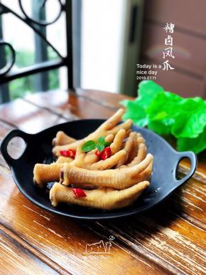 爽脆的鸡爪同时散发着淡淡的的酒香味，停不下来啊！