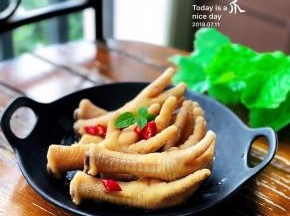 爽脆的鸡爪同时散发着淡淡的的酒香味，停不下来啊！