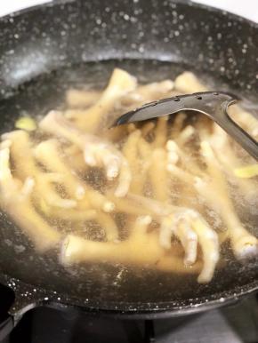 煮15分钟，捞起纯净水冲洗