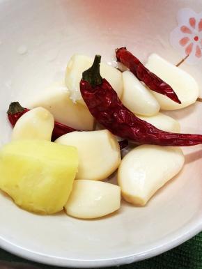 准备做糟卤汁。蒜、姜、小米椒切片和粒备用