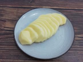 土豆洗干净去皮切成片