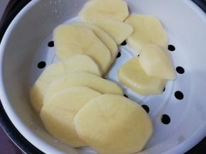 然后放入锅中蒸熟