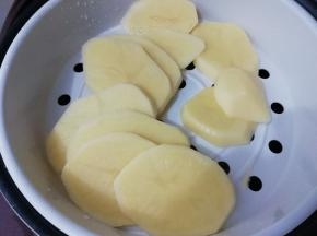 然后放入锅中蒸熟