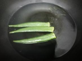 然后放入锅中焯一分钟