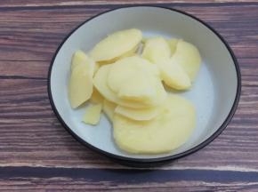 蒸熟的土豆取出来