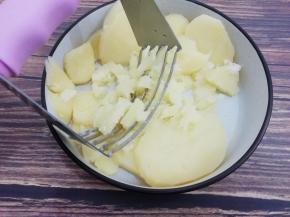 那压泥器把土豆压成泥