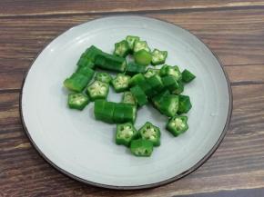 焯熟的秋葵切成小段