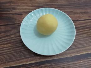 然后把土豆分成两份搓圆