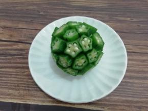 秋葵段一个一个粘粘土豆上