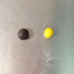 切出两个1克的白面团，分别加入可可粉和南瓜粉，揉搓均匀包保鲜袋冰箱冷藏备用