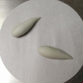 1.5克一个小面团排气揉搓滚圆再搓成水滴