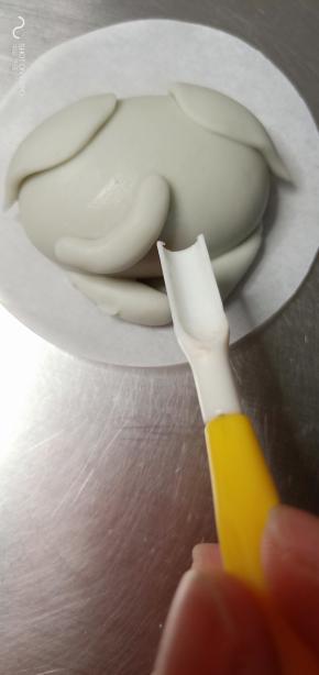 用工具压出嘴巴