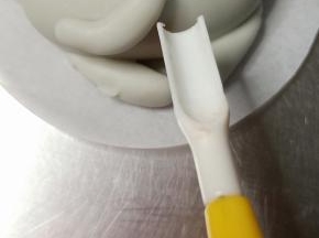 用工具压出嘴巴