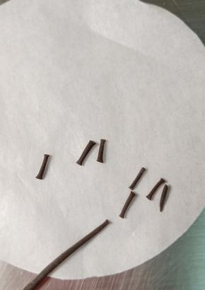 黑面团搓细面条