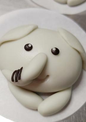 用牙签截取一点点白色面团揉圆粘贴在眼睛上