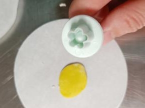 黄色面团擀厚片，用小花压模压出花朵