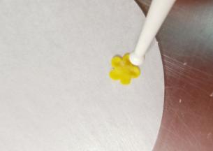 用工具每个花瓣上摁一下，使小花更加立体