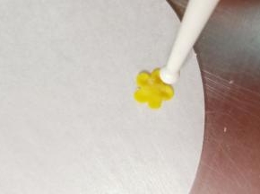 用工具每个花瓣上摁一下，使小花更加立体
