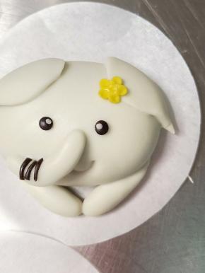 抹少许牛奶粘贴在耳朵一侧