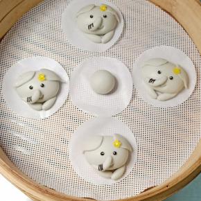 锅里水烧热到40左右，发酵到轻按能缓慢回弹就可以蒸了，全程中大火10分钟关火焖5分钟开盖