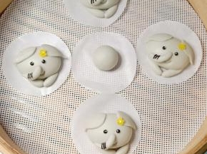 锅里水烧热到40左右，发酵到轻按能缓慢回弹就可以蒸了，全程中大火10分钟关火焖5分钟开盖