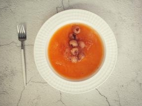 放上适量燕窝和桂圆