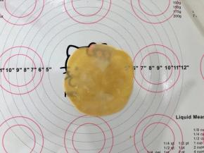 12、擀成中间厚边缘薄的皮。