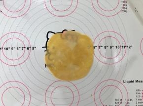 12、擀成中间厚边缘薄的皮。