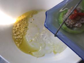 把蒸好的丝瓜酿肉端出锅，把汤汁倒入蒜末锅内