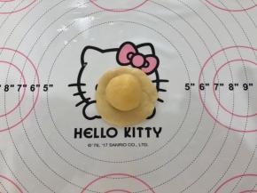 4、水油皮直接按压成圆形包入油酥。