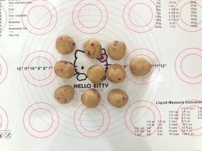 13、蔓越梅绿豆馅提前分成10等份，揉成小球备用。