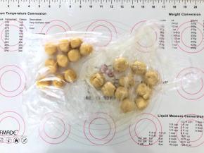 3、水油皮和油酥分成10等份盖上保鲜膜松弛15分钟。