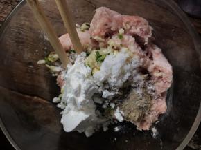 加入料酒、盐、胡椒粉、味精、淀粉，顺一个方向搅拌上劲，腌制一会