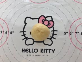 5、捏紧收口处。