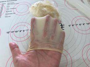 2、水油皮的状态是面团能拉出薄膜的样子。