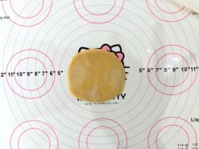 11、松弛好的面团取出，两边按向中间。