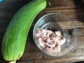 备好丝瓜和肉末