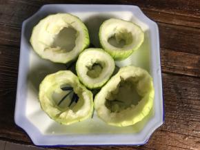 丝瓜去皮，切成寸段，去瓤和籽摆入盘中