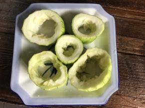 丝瓜去皮，切成寸段，去瓤和籽摆入盘中