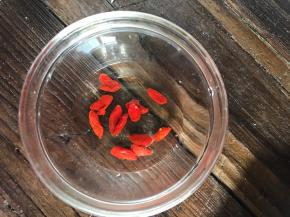 枸杞洗净，沥水