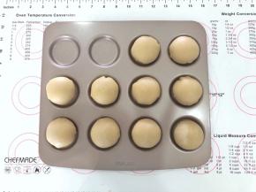 15、捏紧收口处，收口向下码入学厨乌比派烤盘中。