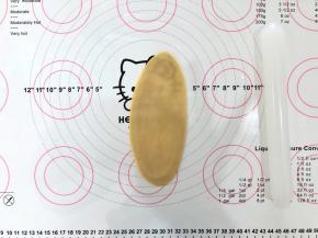 7、取一份收口朝上擀成牛舌状。