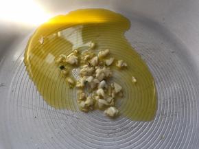 另起锅，烧油，放入蒜末爆香