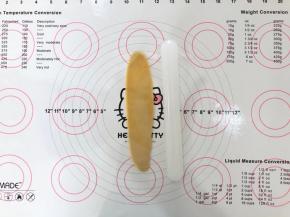 9、再次擀成长条形。