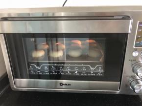 17、烤箱预热至150度后放入烤盘，上下火中下层烤30分钟后立即取出。