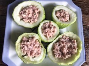 把腌制好的肉末，放入丝瓜盅里